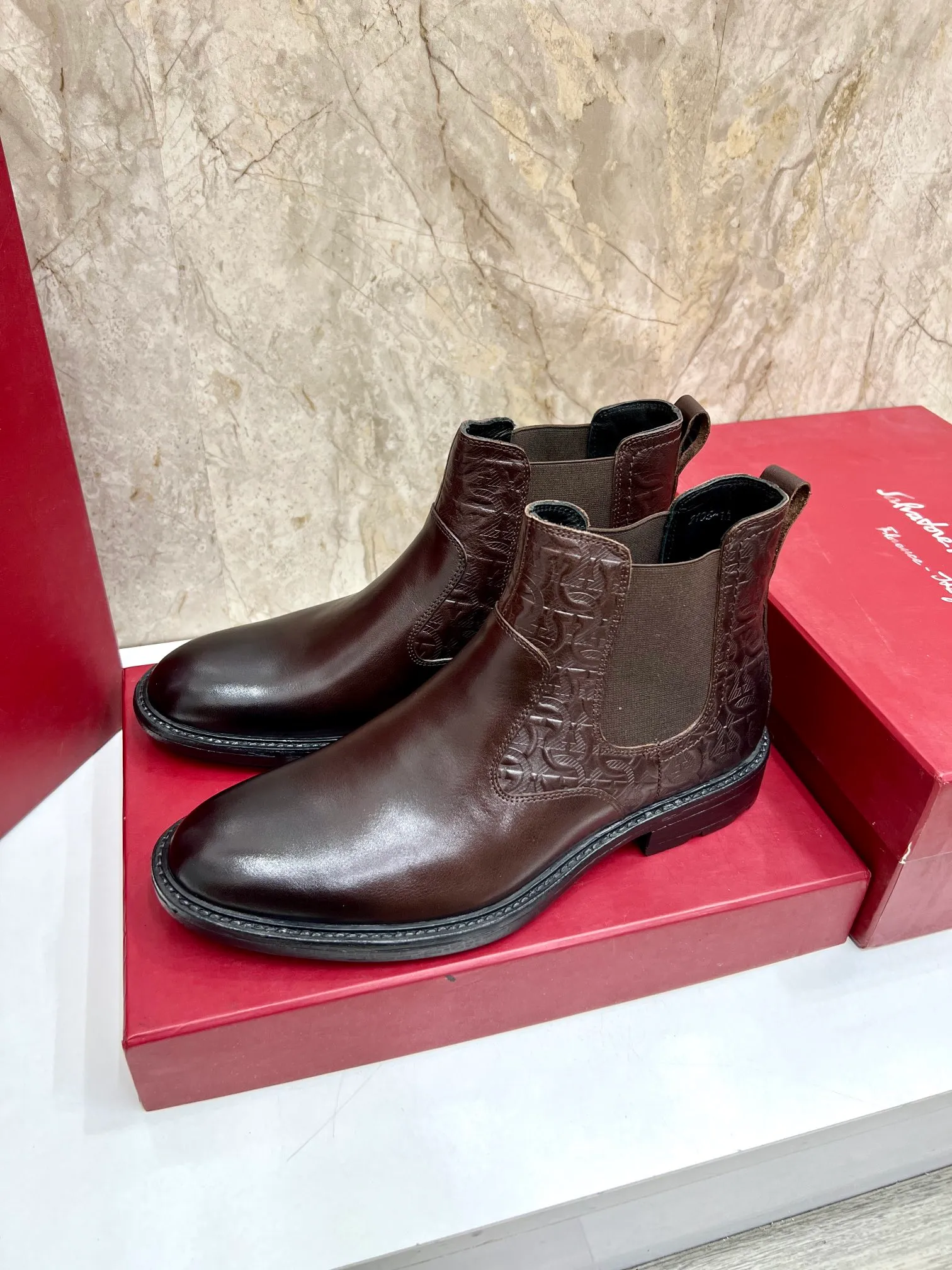 Original order quality: Men's shoes 💰700 Brand: Ferragamo (Ferragamo) One size larger: Men's size 38-44 (45 customized) Grade: Same style as the official website High-end men's shoes Material: Original cowhide, cowhide lining, original outsole Style category: Chelsea men's boots Fashion trend Color: Actual picture